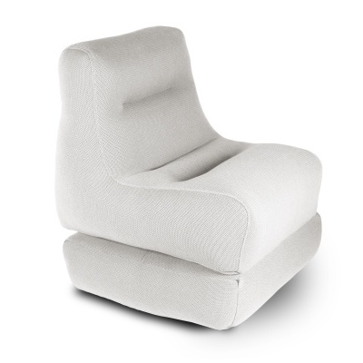 Cadeira estofada cinza clara com design moderno e forma ergonómica