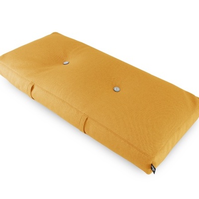 Almofada amarela rectangular com botões e alças laterais