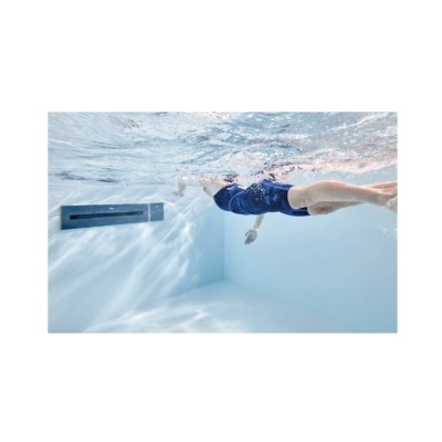 Pessoa a nadar numa piscina com fato de banho azul-escuro