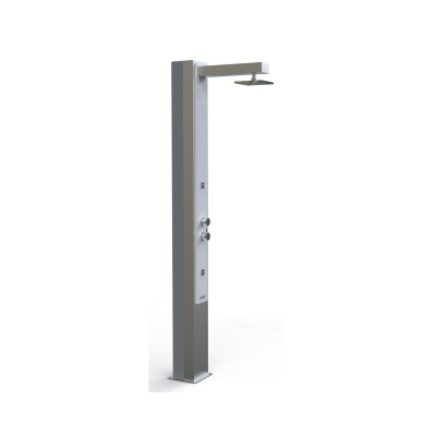 Ducha de exterior moderna em metal prateado.