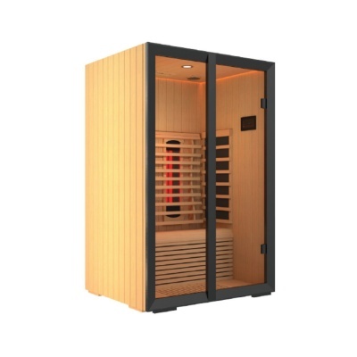 Cabine de sauna em madeira clara com porta e estrutura preta e interior iluminado