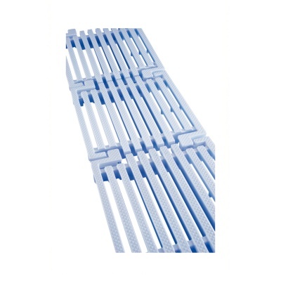 Grade de plástico azul claro com padrão de barras paralelas e abertura
