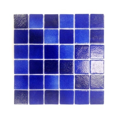 Azulejos quadrados azuis com textura brilhante dispostos em três filas.