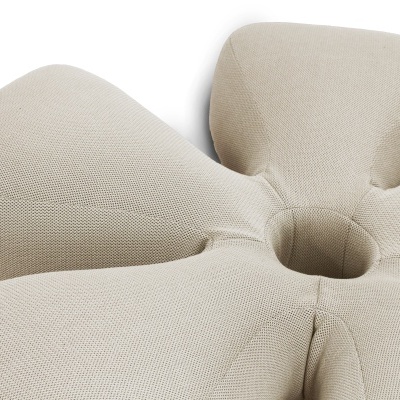 Almofadas ergonómicas bege em tecido de malha com cavidade central.