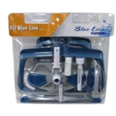 Kit de limpeza para piscina Blue Line com acessórios em azul e branco na embalagem