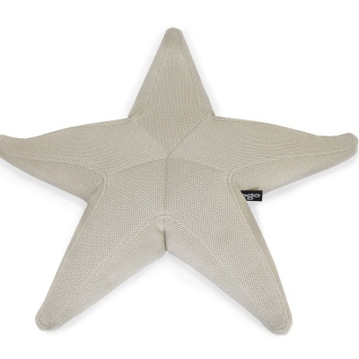 Almofada em forma de estrela bege com textura tricotada e etiqueta preta.
