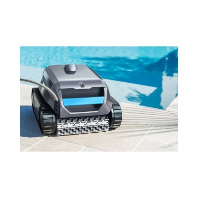 Robô aspirador de piscina cinza ao lado de piscina azul