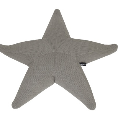 Almofada cinzenta em forma de estrela com textura de malha