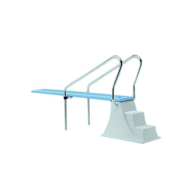 Plataforma de salto de piscina azul com apoios metálicos e base branca