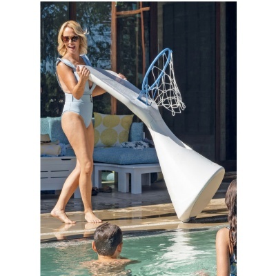 Cesto de basquetebol portátil branco e azul com rede branca ao lado da piscina