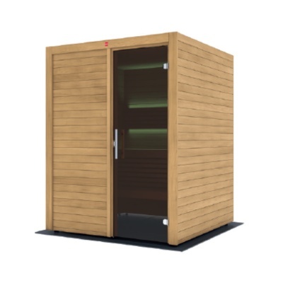 Cabine de sauna moderna em madeira clara com porta de vidro escuro