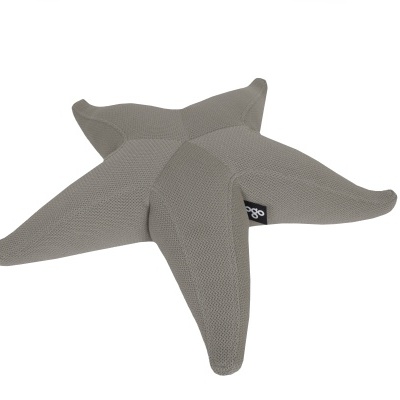Almofada cinza em forma de estrela do mar com etiqueta preta