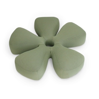Almofada verde em forma de flor com buraco no centro