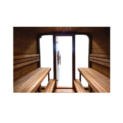 Interior de sauna em madeira com bancos paralelos e porta de vidro