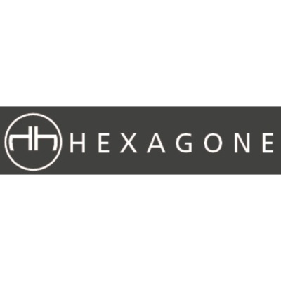 Logotipo HEXAGONE com círculo e letras dh em branco sobre fundo cinzento