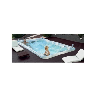 Piscina spa branca ao ar livre com duas pessoas, plataforma de madeira, espreguiçadeiras brancas e mesa de madeira escura
