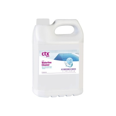 Garrafa de plástico para limpeza de piscinas com etiqueta em branco e azul.