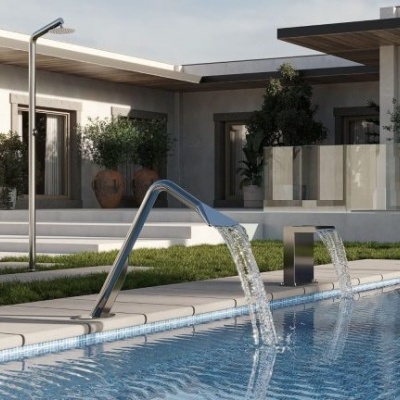 Piscina exterior com cascatas de aço inoxidável e edifício moderno ao fundo