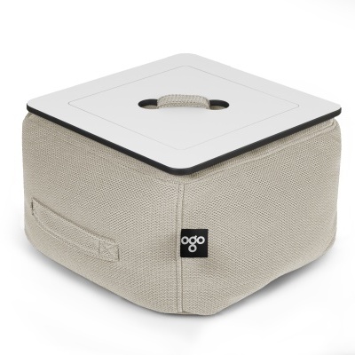 Mesa baixa quadrada com tecido bege e tampo branco com alça central.