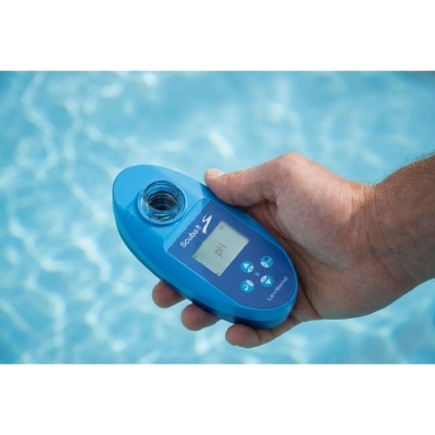 Dispositivo azul de teste de pH da marca Scuba II da Lovibond ao lado de piscina.