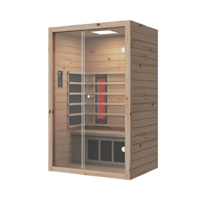 Sauna de madeira clara com painéis de vidro e interior com bancos de madeira