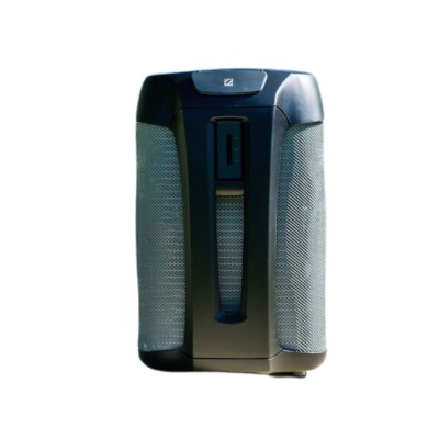 aspirador vertical azul escuro com grades cinza claro e botão central