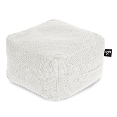 Pufe quadrado branco com textura de malha e etiqueta preta com texto branco