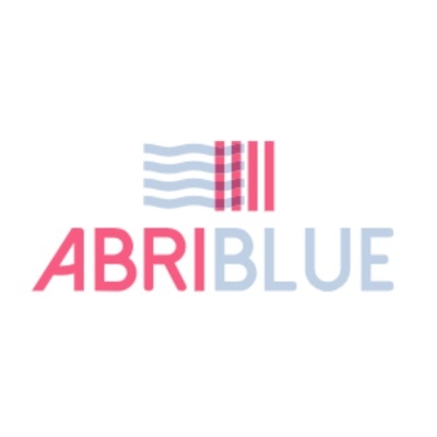 Logótipo com linhas onduladas azuis e verticais vermelhas e texto ABRIBLUE