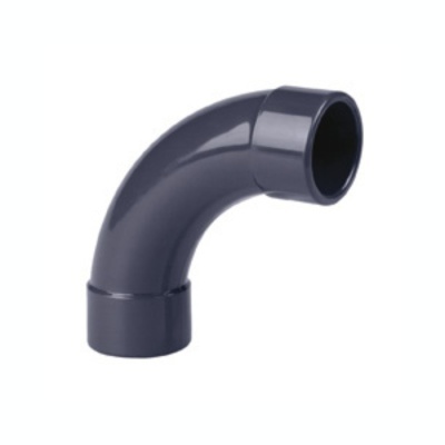 Curva de tubo preto em PVC lisa e brilhante