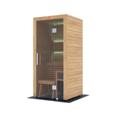 Sauna individual de madeira clara com porta de vidro e bancos interiores em madeira