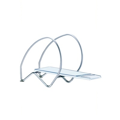 Prancha de salto para piscina com estrutura metálica cromada e superfície azul clara
