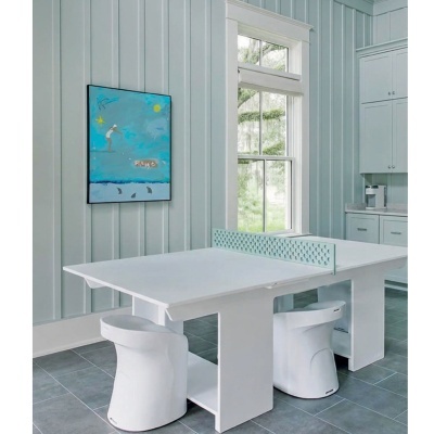 Mesa de pingue-pongue branca com rede azul clara e cadeiras brancas num quarto azul claro com chão cinzento
