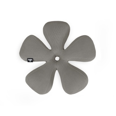 Almofada cinzenta em forma de flor com cinco pétalas em fundo branco