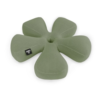 Almofada verde em forma de flor com cinco pétalas e etiqueta ogo