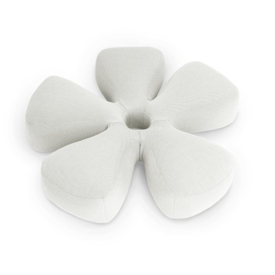 Almofada branca em forma de flor com cinco pétalas e buraco central