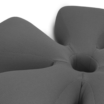 Almofada cinzenta em forma de flor com furo central e textura de malha