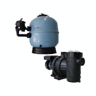 Filtro de piscina azul claro com válvulas pretas e uma bomba preta ao lado