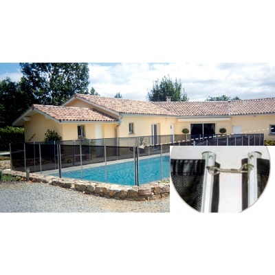Piscina exterior com vedação de vidro e casa amarela com telhado de telhas vermelhas