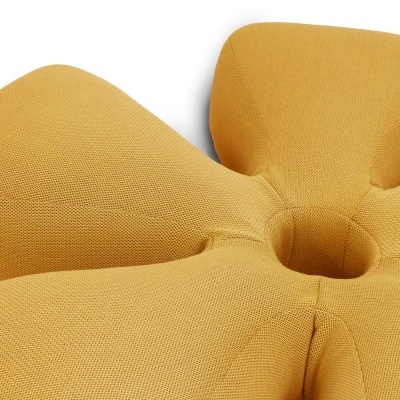 Almofada amarela em forma de flor com textura