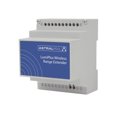 Extensor de alcance wireless Lumiplus da AstralPool com terminais numerados e rótulo azul.