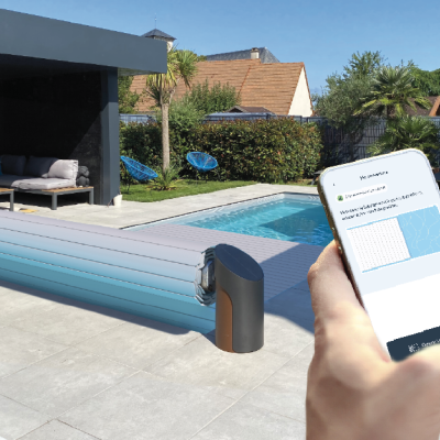 Piscina exterior com cobertura retrátil branca e smartphone a controlar cobertura