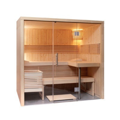 Cabine de sauna em madeira clara com porta de vidro