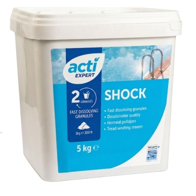 Recipiente branco com rótulo azul de produto para piscina