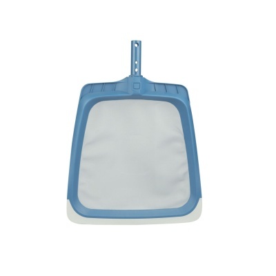 Rede para limpeza de piscina com estrutura azul e rede branca
