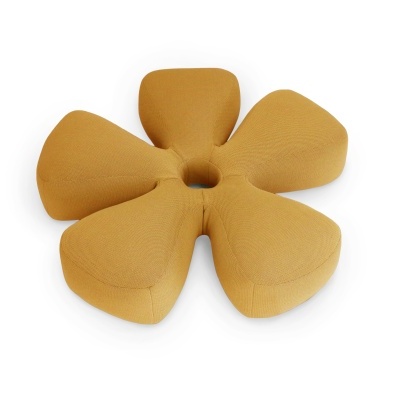 Almofada amarela mostarda em forma de flor com cinco pétalas e furo no centro