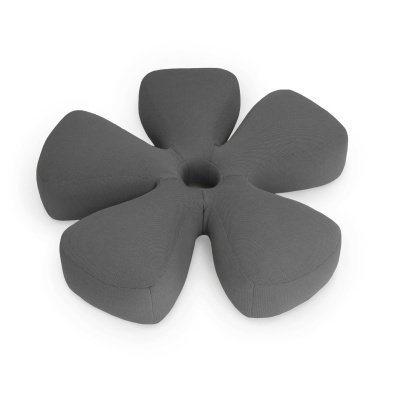 Almofada floral cinzenta com cinco pétalas e buraco central