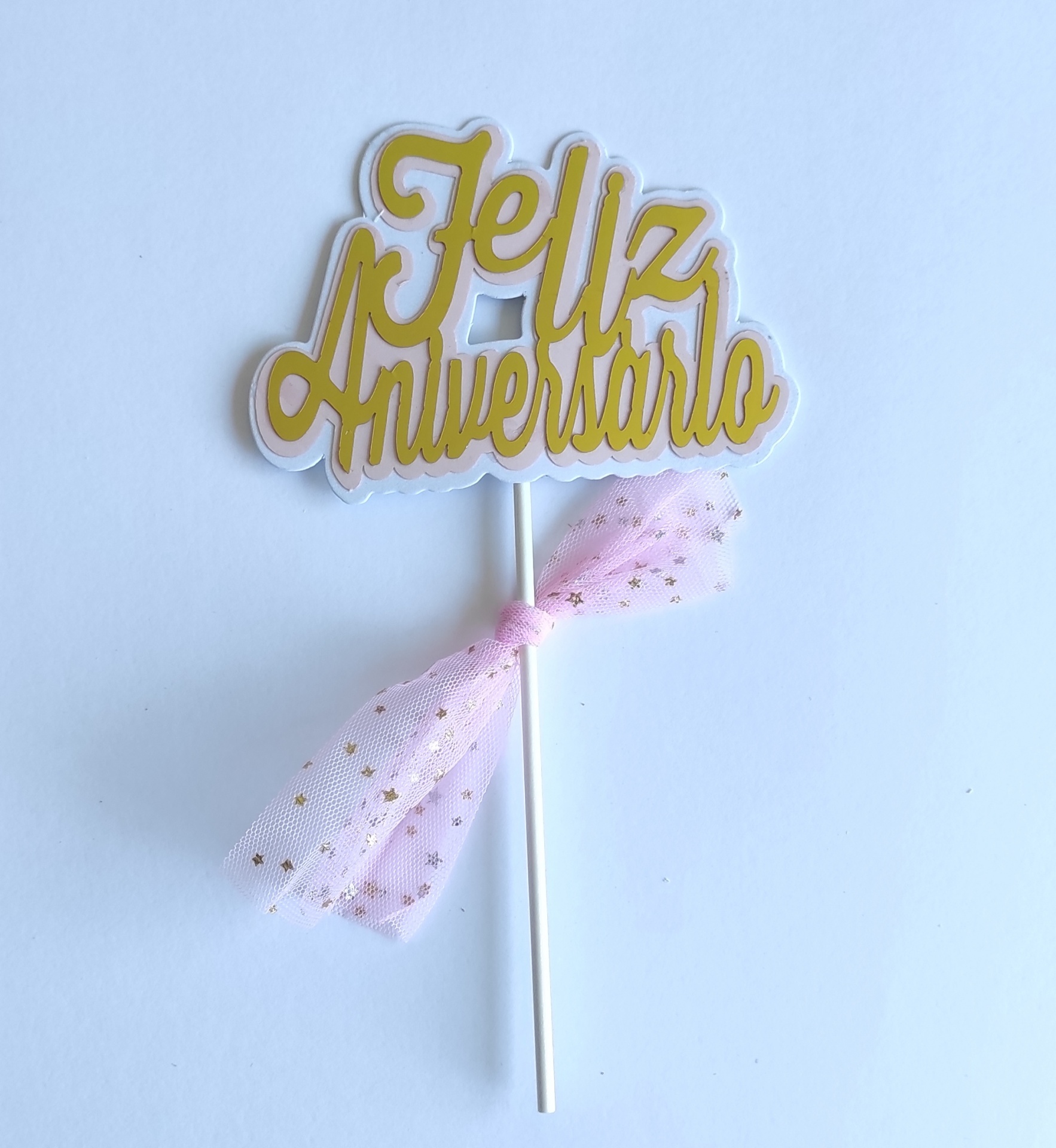 Topo de bolo 'Feliz Aniversário' dourado com fita rosa com estrelas douradas
