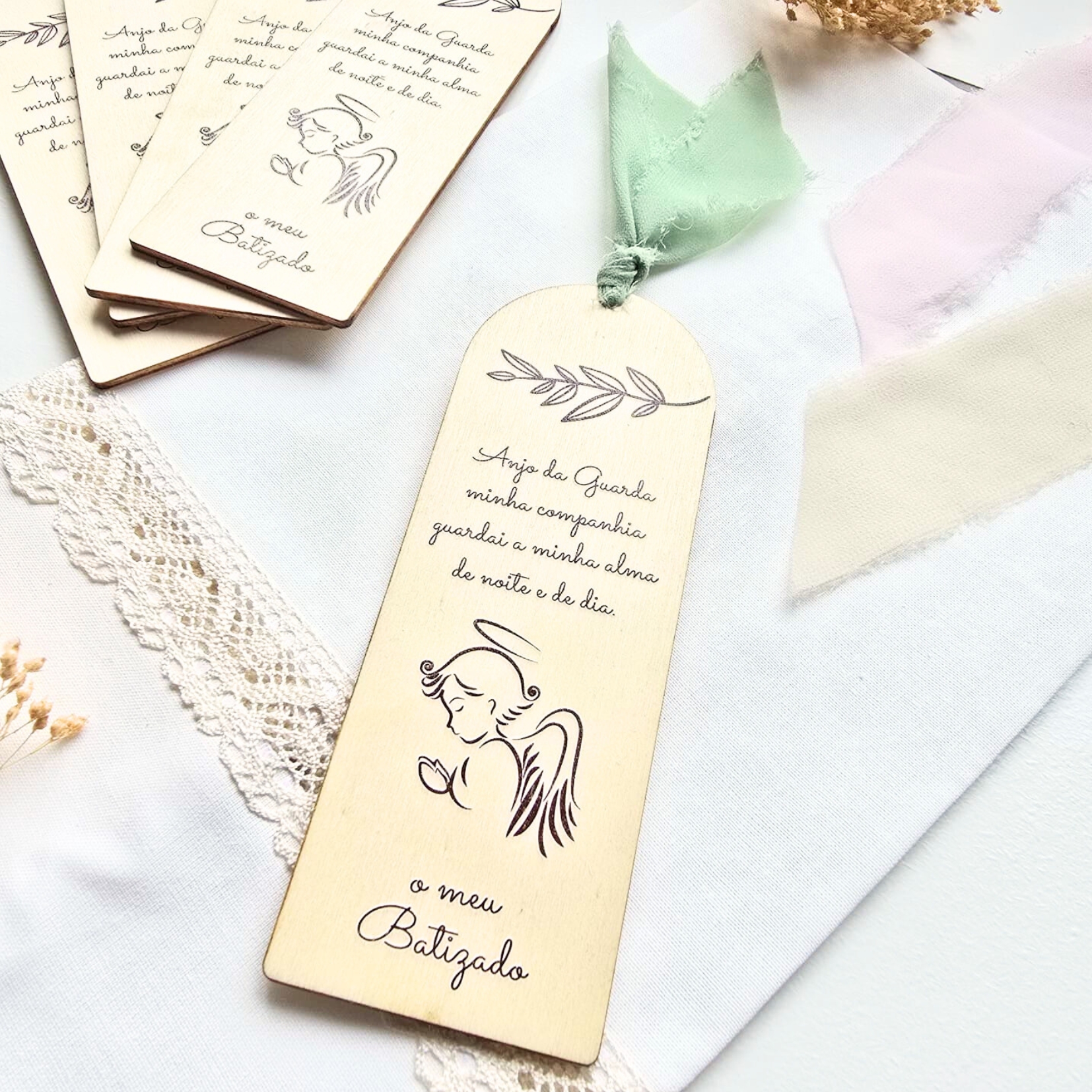 Marcador de livros de madeira com desenho e texto de anjo e fita verde