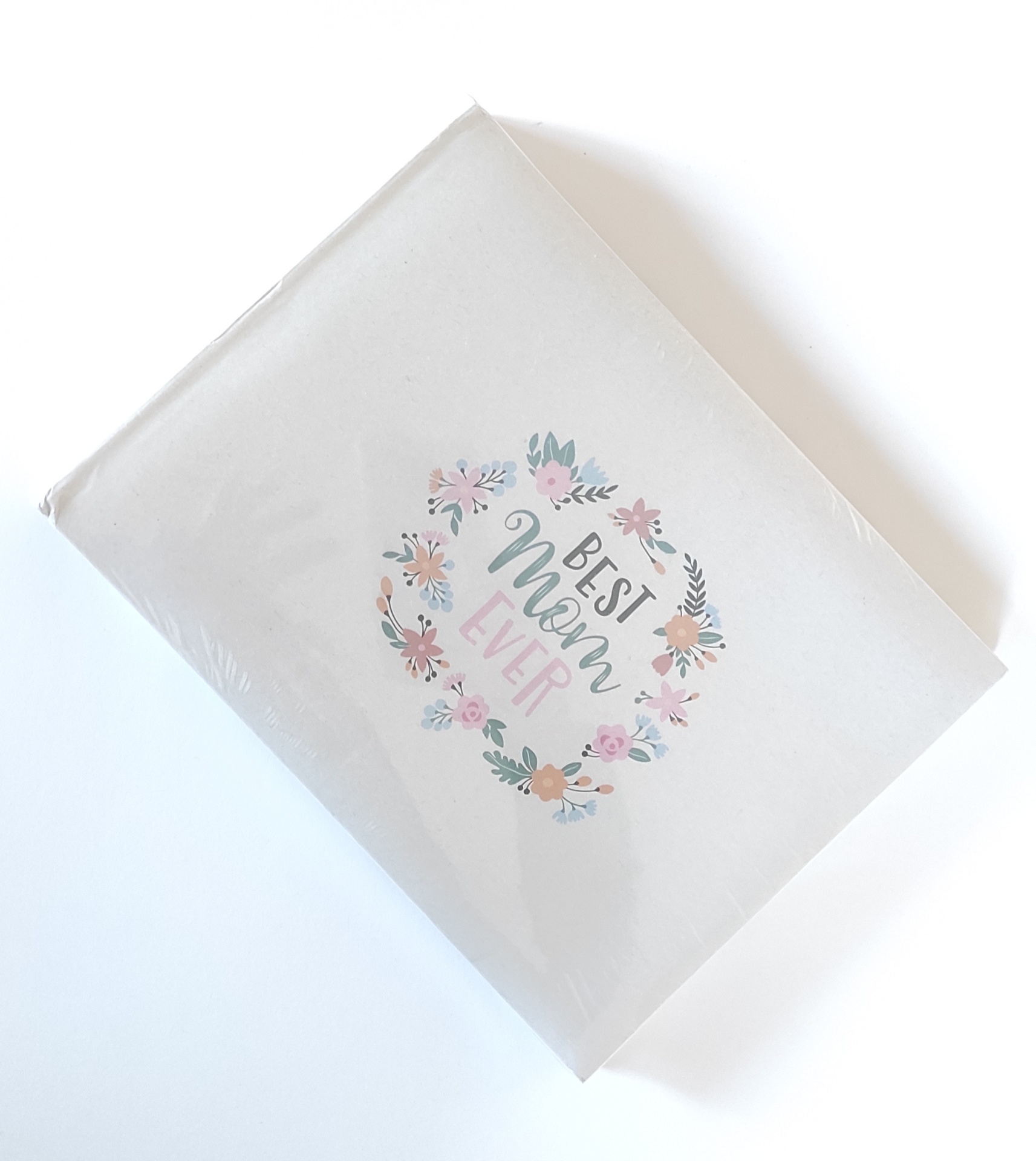 Livro branco com inscrição BEST Mom EVER e flores coloridas