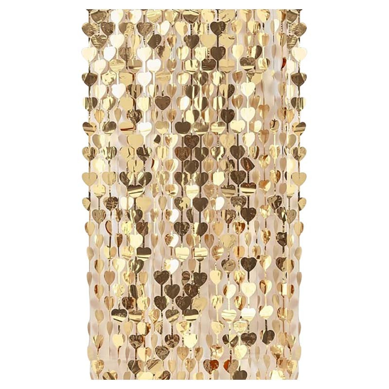 Curtina decorativa dourada com corações metálicos alinhados verticalmente